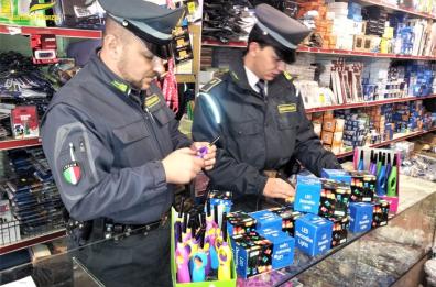 Oltre 35mila prodotti pericolosi per i consumatori: il sequestro della Guardia di Finanza nel Tarantino