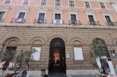 Bari, flashmob per la Palestina: tanti i balconi con bandiere e lenzuoli bianchi. Palazzo Città espone il telo con l'anguria