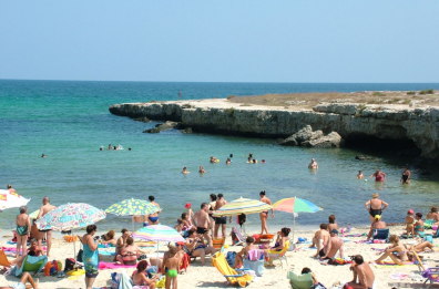 Monopoli, in 15 km di costa si fatica a trovare spazi liberi