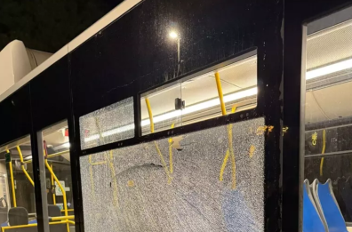 Brindisi, ignoti lanciano sassi contro bus con tre passeggeri e sfondano il finestrino: nessun ferito