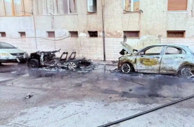 Taranto, inferno di fuoco al quartiere Tamburi: in fiamme quattro auto parcheggiate nella stessa via