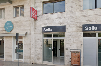 Barletta, assalto nella notte allo sportello bancomat: nell'inseguimento la polizia fora la ruota