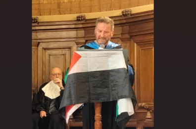 Bari, laurea honoris causa a don Angelo Cassano: sul leggio dell'Università la bandiera palestinese 