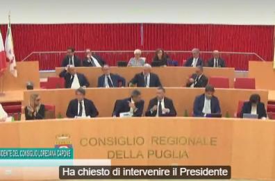 Puglia, bagarre durante il Consiglio sui consorzi di bonifica. Emiliano chiede sgombero degli agricoltori
