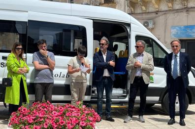 A Salice Salentino inaugurato il primo scuolabus elettrico