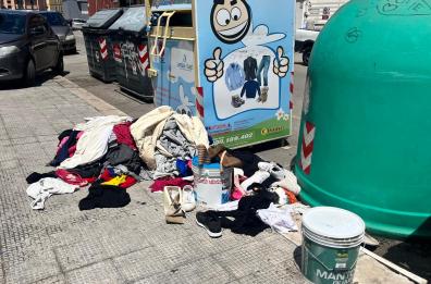 Bari nel degrado, rifiuti e spazzatura ad ogni angolo: ci sono anche indumenti per strada