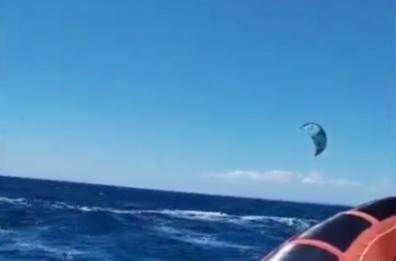 Otranto, kitesurfista in balia delle onde: salvato dalla Guardia Costiera