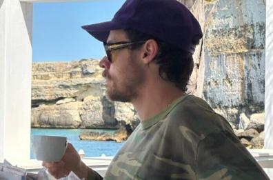 Harry Styles pizzicato in vacanza a Torre dell'Orso: caffè vista mare e autografi con i fan