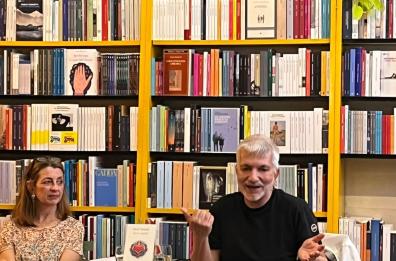 Folla per Nichi Vendola a Parigi, l'incontro nella libreria delle sorelle pugliesi: «Bene ha fatto la Regione a interrompere le relazioni con Israele»