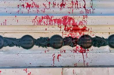 Otranto, vandali in azione: deturpati nella notte i monumenti del centro storico con vernice e catrame. Il sindaco: «Non resteranno impuniti»
