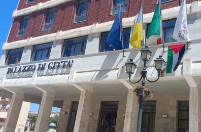 Barletta, per il 2 giugno il sindaco espone la bandiera della Palestina: «Ma non condivido la scelta di Emiliano e Leccese»