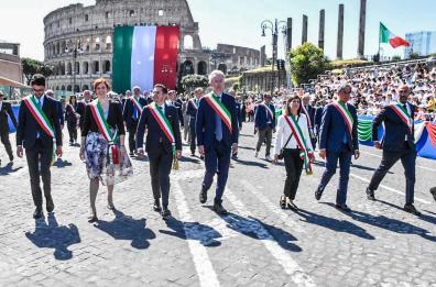 Festa della Repubblica, la parata ai Fori Imperiali: la prima volta di Vito Leccese tra i sindaci d'Italia