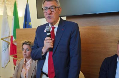 Il tour in Puglia di Landini comincia attaccando la premier: «Dalla Meloni parole irresponsabili sul referendum»