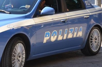 Canosa di Puglia, litiga con la compagna e distrugge gli arredi: 30enne si getta dal balcone di casa, è ferito