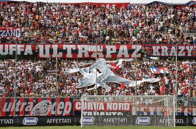 Fumogeni in campo e «pipì» sui mezzi delle forze dell'ordine: tre ultras tarantini a processo 