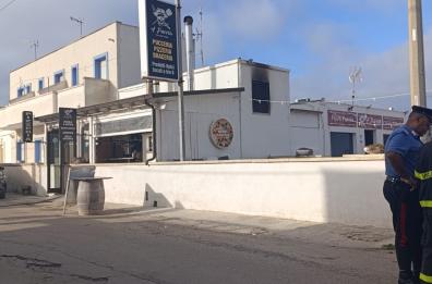 Fiamme nella notte a Torre San Giovanni: rogo in un locale