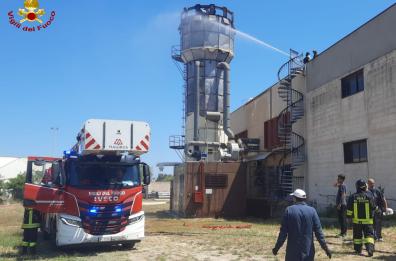 Monopoli, scoppia l'incendio in un silos con segatura: gli operai domano le fiamme 