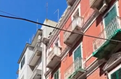 Taranto, dopo lo sgombero dell'edificio e il taglio dell'acqua due donne minacciano di lanciarsi dal tetto 