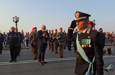 Sul lungomare la festa per i 211 anni dell'Arma dei carabinieri: 16 militari premiati a Bari sulle note di Al Bano
