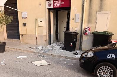 Boato nella notte a Mola di Bari: assalto al bancomat, almeno in 3 fuggono con il bottino