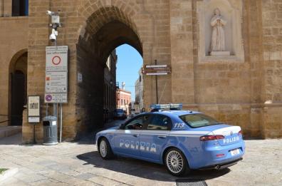 Brindisi, minaccia di gettarsi nel vuoto dal quinto piano: uomo salvato dalla polizia