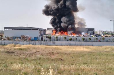 Mottola, vasto incendio in zona industriale: colonna di fumo visibile da chilometri di distanza. Il sindaco: «Chiudete le finestre»