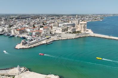 A Trani esibizioni ed emozioni con la gara europea di off shore