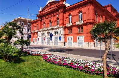 Bari, Corso Cavour si rifà il look per l'estate: nuova vita per le aiuole del Petruzzelli