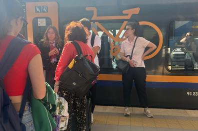 Taranto-Bari: linea ferroviaria bloccata per un telone volato sulla rete elettrica. Disagi per i passeggeri 