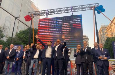 Comunali Taranto, il candidato Tacente sul palco: «Patto di fiducia con gli elettori»