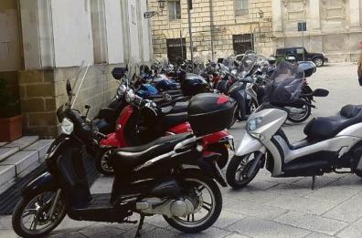 Motocicli sui marciapiedi a Lecce, multe pure in piazzetta Castromediano