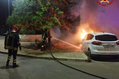 Notte di incendi nel Brindisino: due auto a fuoco, non ci sono danni