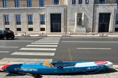 Bari, donna con il Sup investita da una Vespa sulle strisce pedonali: il motociclista la aggredisce e fugge