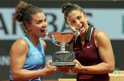 Tennis, trionfo in doppio: Sara Errani e Jasmine Paolini trionfano al Roland Garros