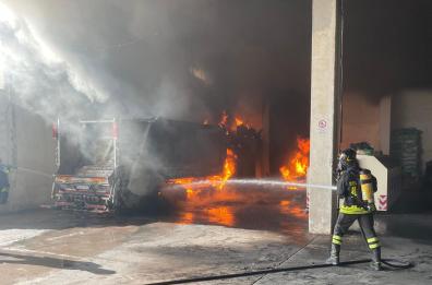 Galatone, grosso incendio in un'azienda rifiuti: al vaglio tutte le ipotesi