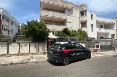 Femminicidio a Lecce: 81enne spara alla moglie in testa e poi chiama i soccorsi. La confessione: «L'ho uccisa perché non voleva prendere i farmaci»