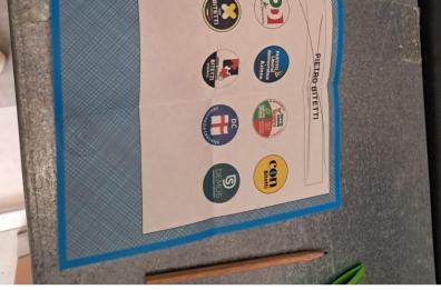 Candidata fotografa la scheda elettorale e pubblica il voto sui social: scoppia il caso a Taranto