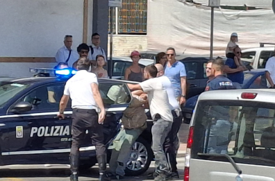 Ladro tra i bagnanti a Pane e Pomodoro: arrestato in spiaggia dalla Polizia locale