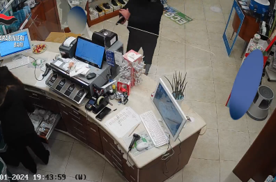 Monopoli, rapina una farmacia con la pistola: arrestato 52enne riconosciuto da una macchia sul pollice VIDEO