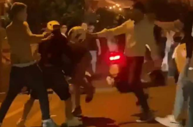 Ancora movida violenta a Mola di Bari: lite a colpi di bottiglia, un ragazzo ferito alla gola