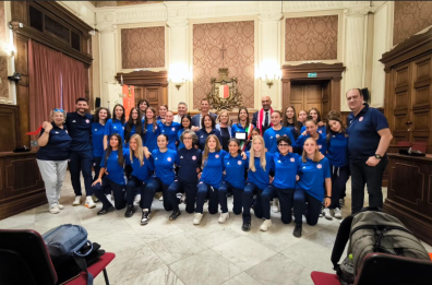 Bari, il Comune consegna una targa alla storica squadra di calcio femminile «Pink Bari»