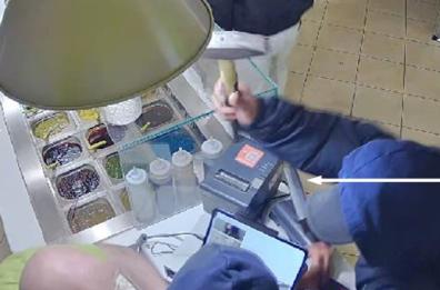 Altamura, rapinano una yogurteria in pieno centro armati di martello: arrestati due 30enni