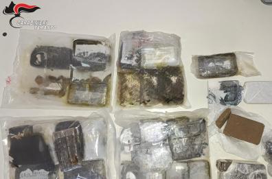 Massafra, nascondevano l'hashish in un deposito agricolo: arrestati due 20enni