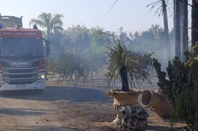 Scorrano, scoppia un incendio in una casa sulla provinciale: intossicate due persone