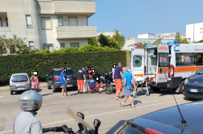Otranto, auto in uscita da un parcheggio non si accorge di un anziano in bici e lo investe