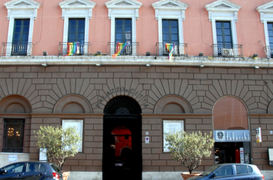 Consiglio comunale Bari, l'aula si infiamma sull'intitolazione di una via a Berlusconi: la maggioranza chiede il ritiro della proposta