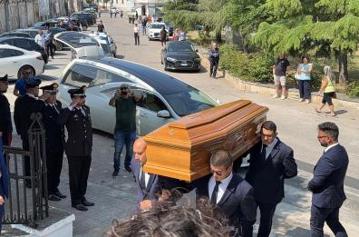 Ostuni, la salma del brigadiere Legrottaglie nella camera ardente: il dolore della famiglia.  Ai funerali anche il presidente Mattarella 