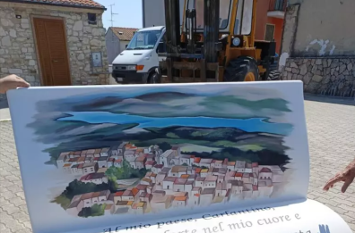 Lasciò Carlantino per lavoro, 62 anni dopo regala una panchina al borgo foggiano: la storia di Achille