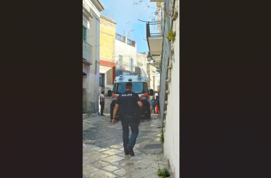 Canosa di Puglia, casa disabitata in fiamme: cede il tetto, tre persone intossicate