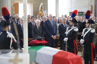 Ostuni, folla per l'ultimo saluto al brigadiere Legrottaglie: in chiesa anche Mattarella, bara avvolta nel tricolore. L'omelia: «Ha dato tutto, perfino la vita»